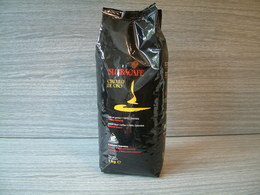 Káva Supracafé Círculo de Oro je pečlivě vybraná kolumbijská káva Supremo, velikost 17-18, z jihozápadu Kolumbie - 100% Arabica. Směsy odrůd Tipica a Bourbon jsou vybírány exkluzivně pro Supracafé společenstvím pěstitelů kávy v Kolumbii. Pěstováním ve výškách okolo 1800 m.n.m., ručním sběrem a mokrou metodou zpracování kávy si Supracafé Círculo de Oro získává nezaměnitelnou chuť a kvalitu. Čerstvě upražená káva je zabalena do pytle s inertním prostředím a jednosměrným ventilem pro zajištění odvodu plynů. Naše káva je od sklizně až po přípravu vždy čerstvá, chutná a v prvotřídní kvalitě.   Káva má příjemně nakyslý počátek s plynulým přechodem do hořkosti. Její chuť je plná a krémová. Vzhledem ke 100% obsahu kávy Arabica má káva nižší obsah kofeinu - okolo 1,5%.